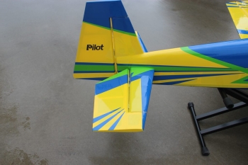 Pilot-RC Edge 540 new – 74″ (1.88m) color scheme 02